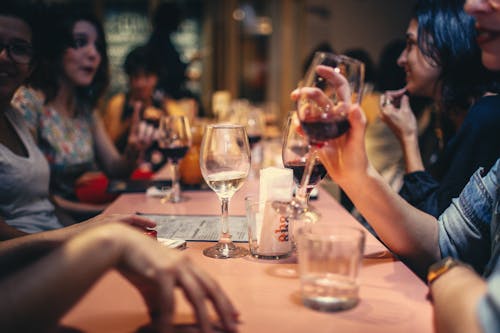 Leute, Die Alkohol Trinken Und Auf Esstisch Nahaufnahmefoto Sprechen