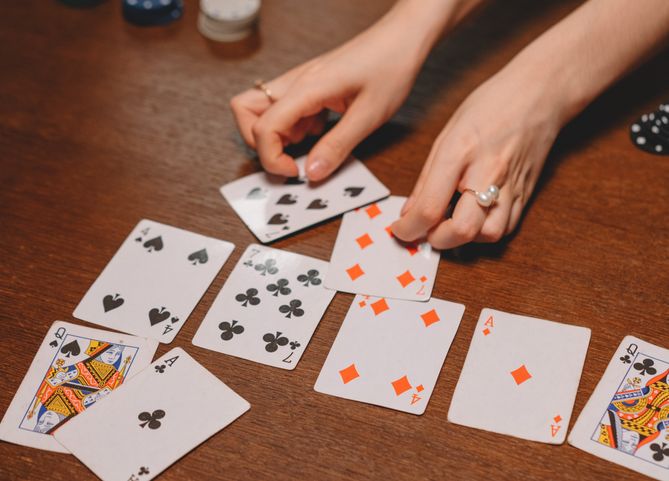 Online Casino Turnier mit Spielern die an Spielautomaten teilnehmen