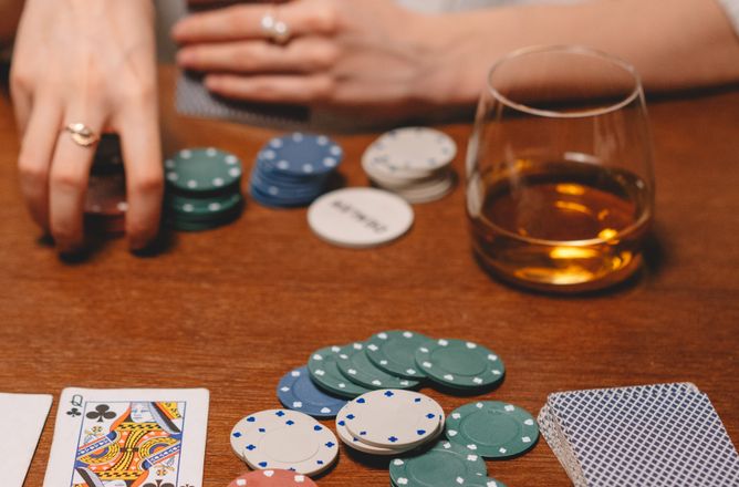 Online Spielautomaten mit verschiedenen Symbolen und Walzen