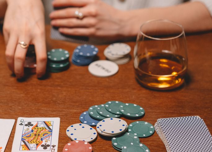 Blackjack Karten und Chips auf einem Casino Tisch mit Fokus auf den Kartendeck