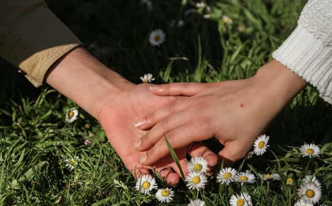 Online dating: starting a conversation on a niche platform