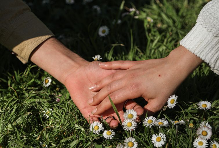 Online dating: starting a conversation on a niche platform