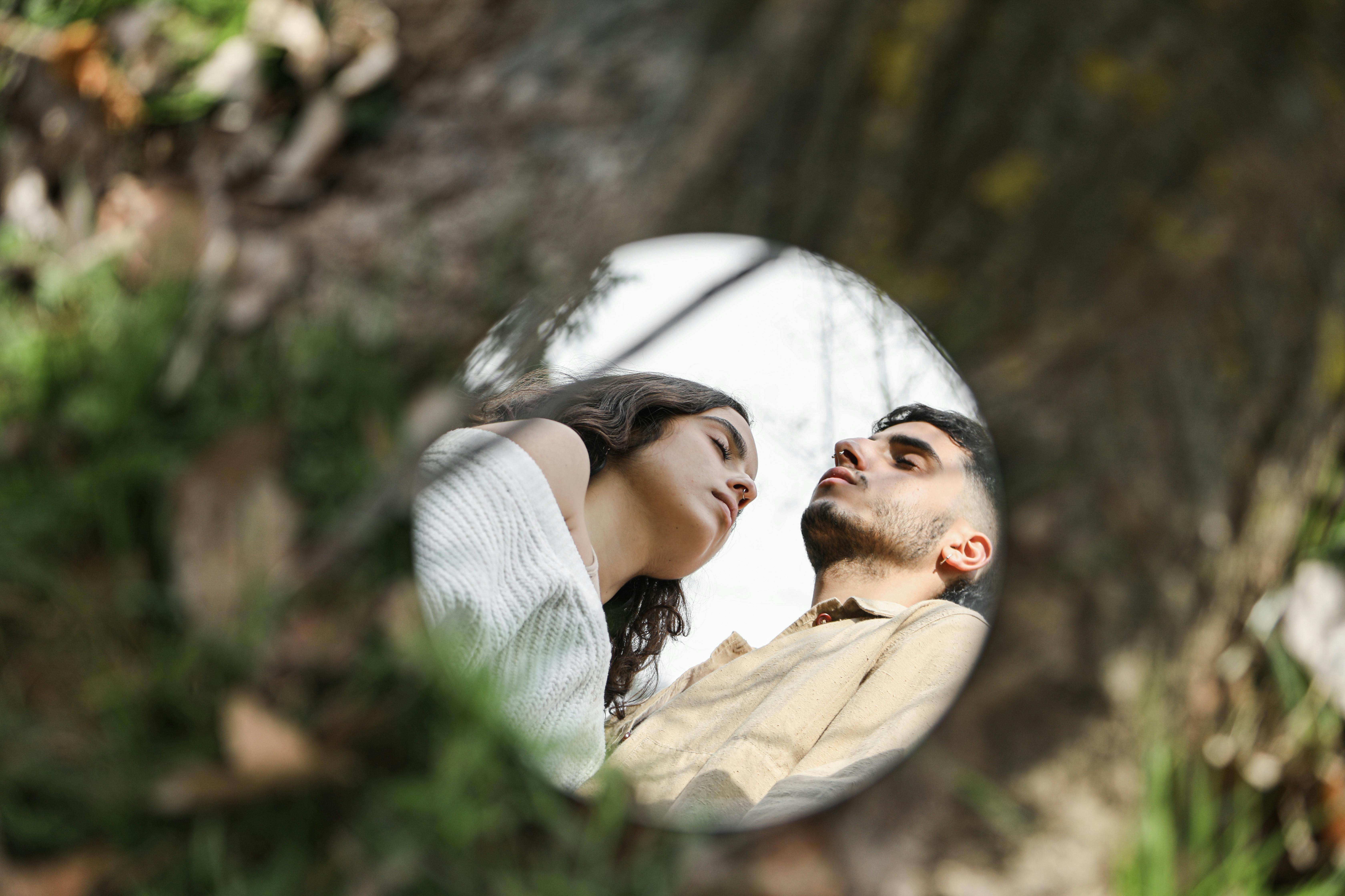 İkizler burcunun çift karakterli doğasını ve aşk hayatındaki duygusal dengeyi simgeleyen estetik, astrolojik bir görsel.