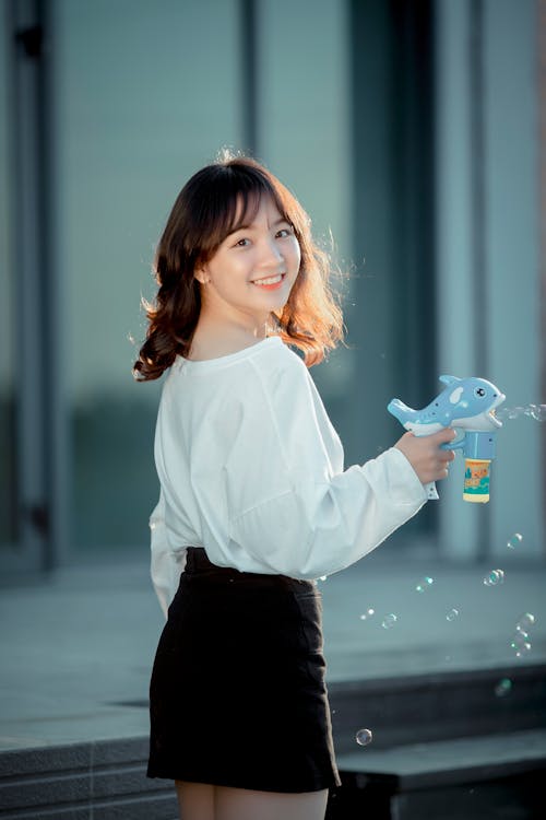 Kostnadsfri bild av asiatisk kvinna, bubblor, kollar tillbaka