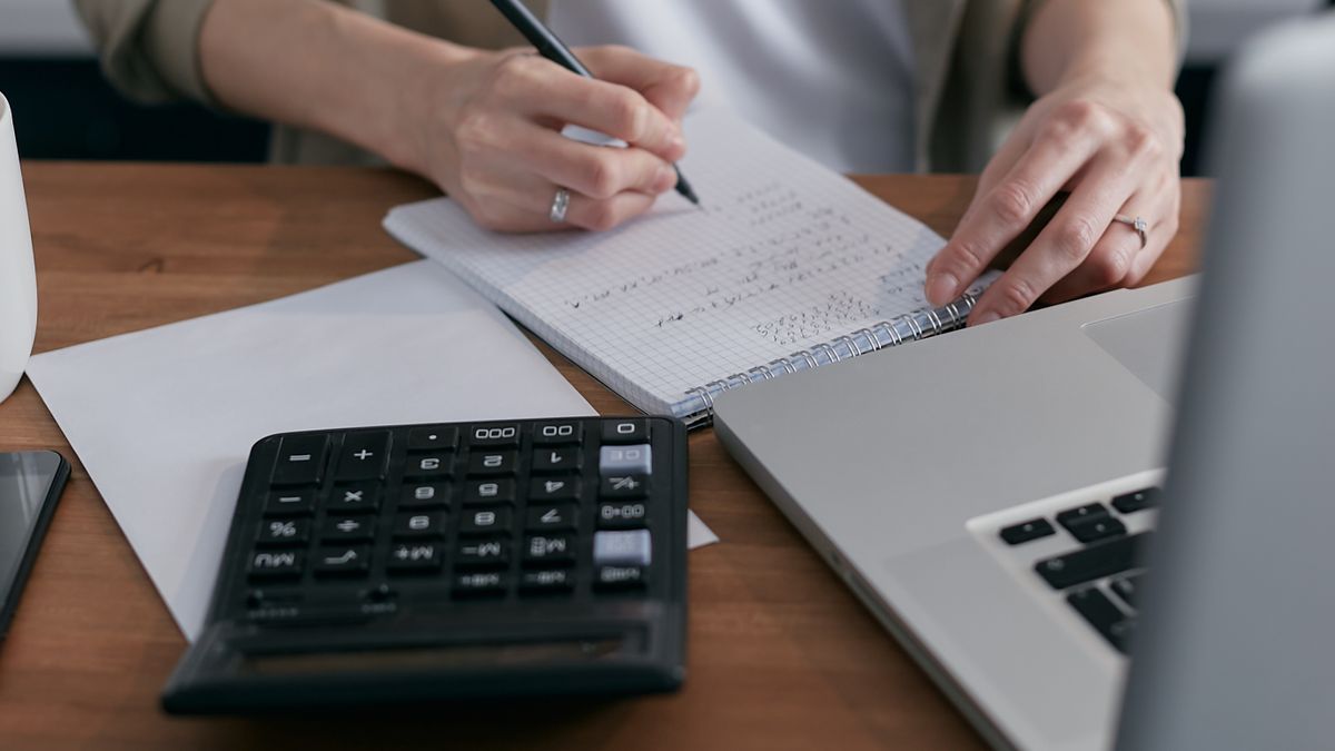Pessoa calculando orçamento para avaliar o preço do Viva Sempre com Dinheiro