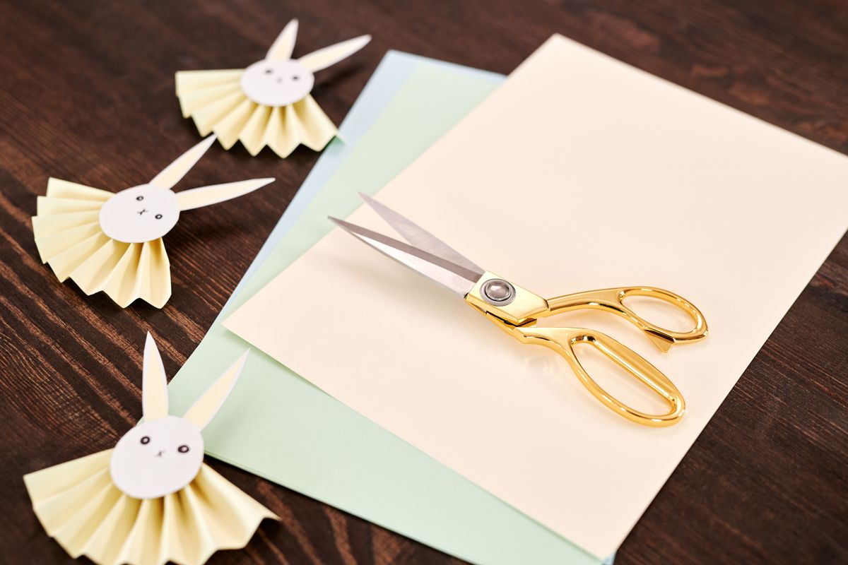DIY-Papierblumen mit Kindern: Basteln mit einfachen Materialien — Material-Übersicht