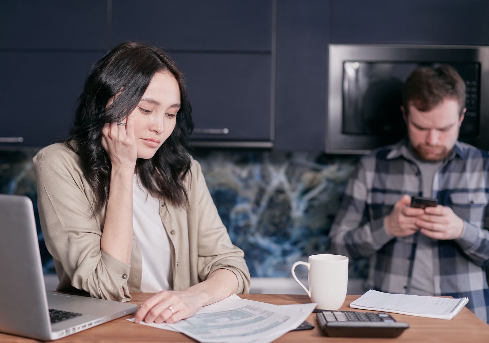 Couple na nag-aayos ng household finances at debt documents sa bahay