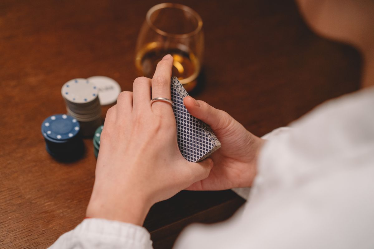 Pragmatic Play slot oyununu oynayan kişinin elleri ve masa