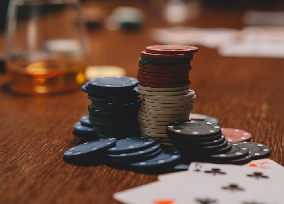 Vergleich zwischen traditioneller Spielbank und Online-Casino mit unterschiedlichen Spielmöglichkeiten