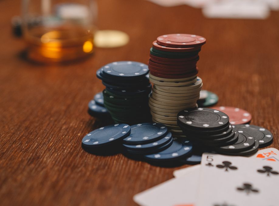 Online Casino: Spielautomaten und Live-Spiele im Überblick