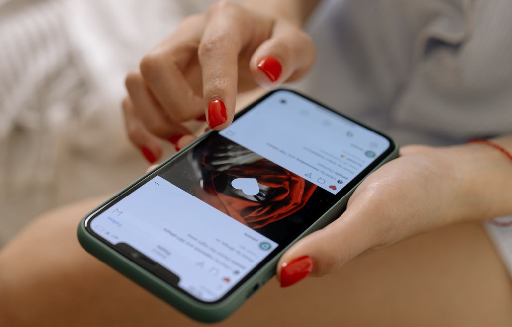Online dating: starting a conversation on a niche platform