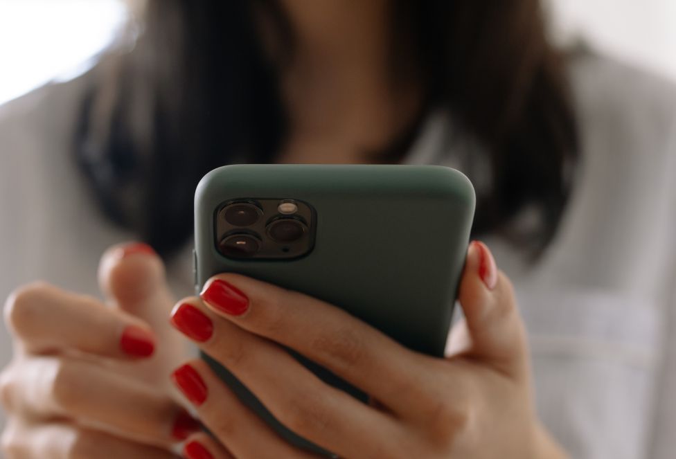 Online dating: starting a conversation on a niche platform