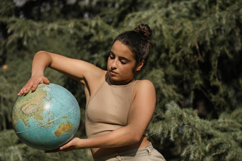 Fotos de stock gratuitas de esfera, mujer, sujetando