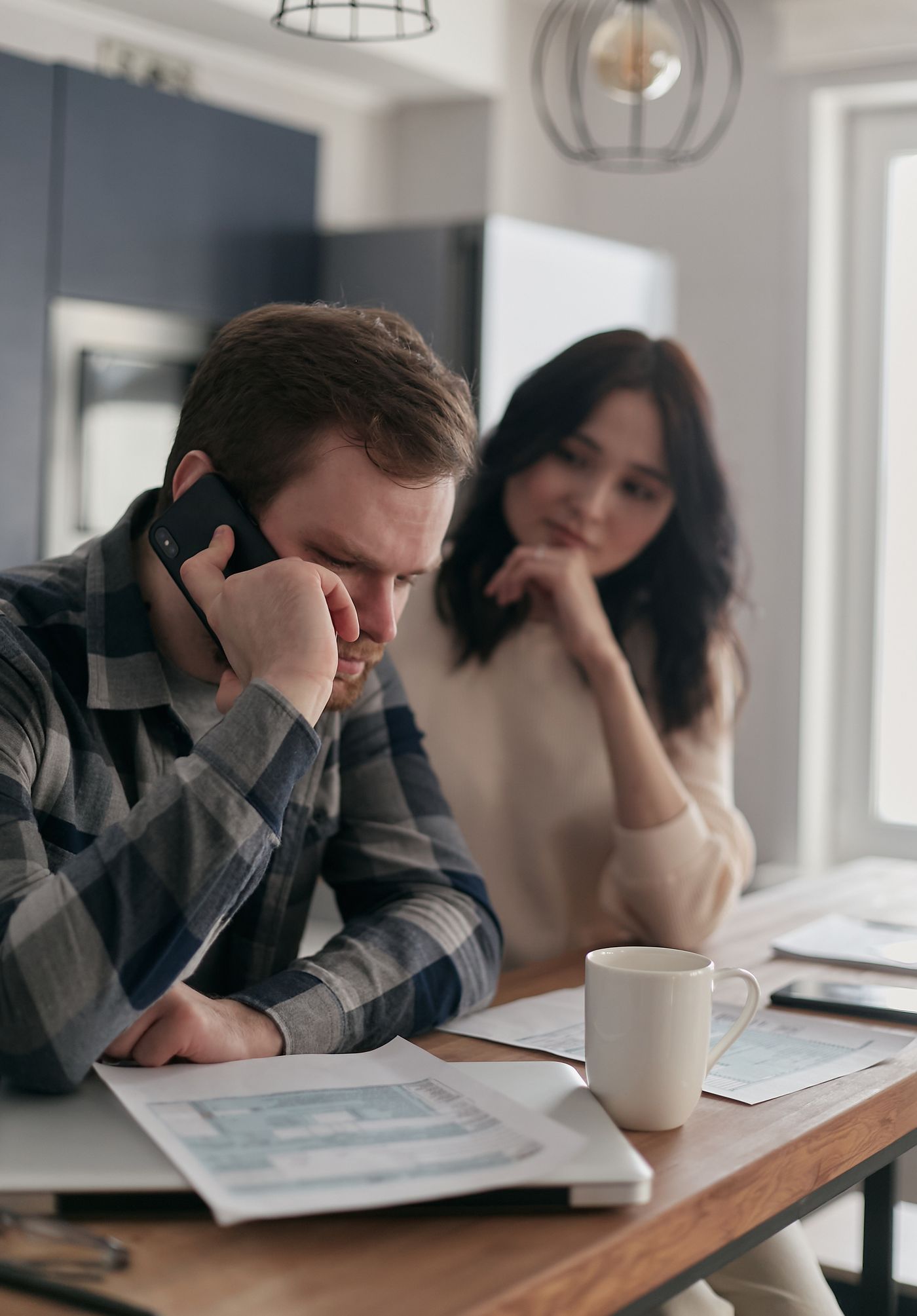 Pareja revisando facturas, deudas y presupuesto familiar