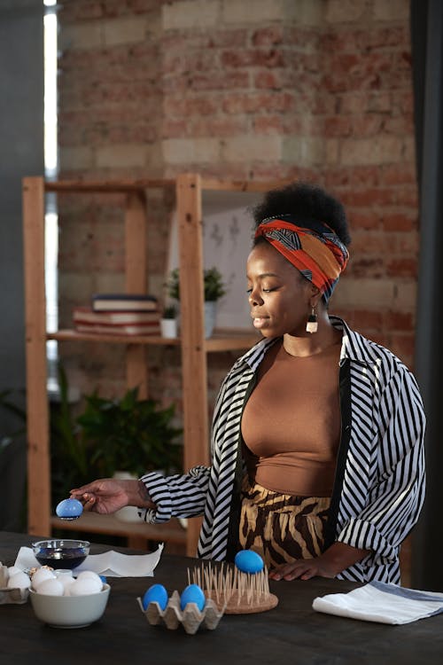 Gratis stockfoto met afro, Afro-Amerikaanse vrouw, binnenshuis