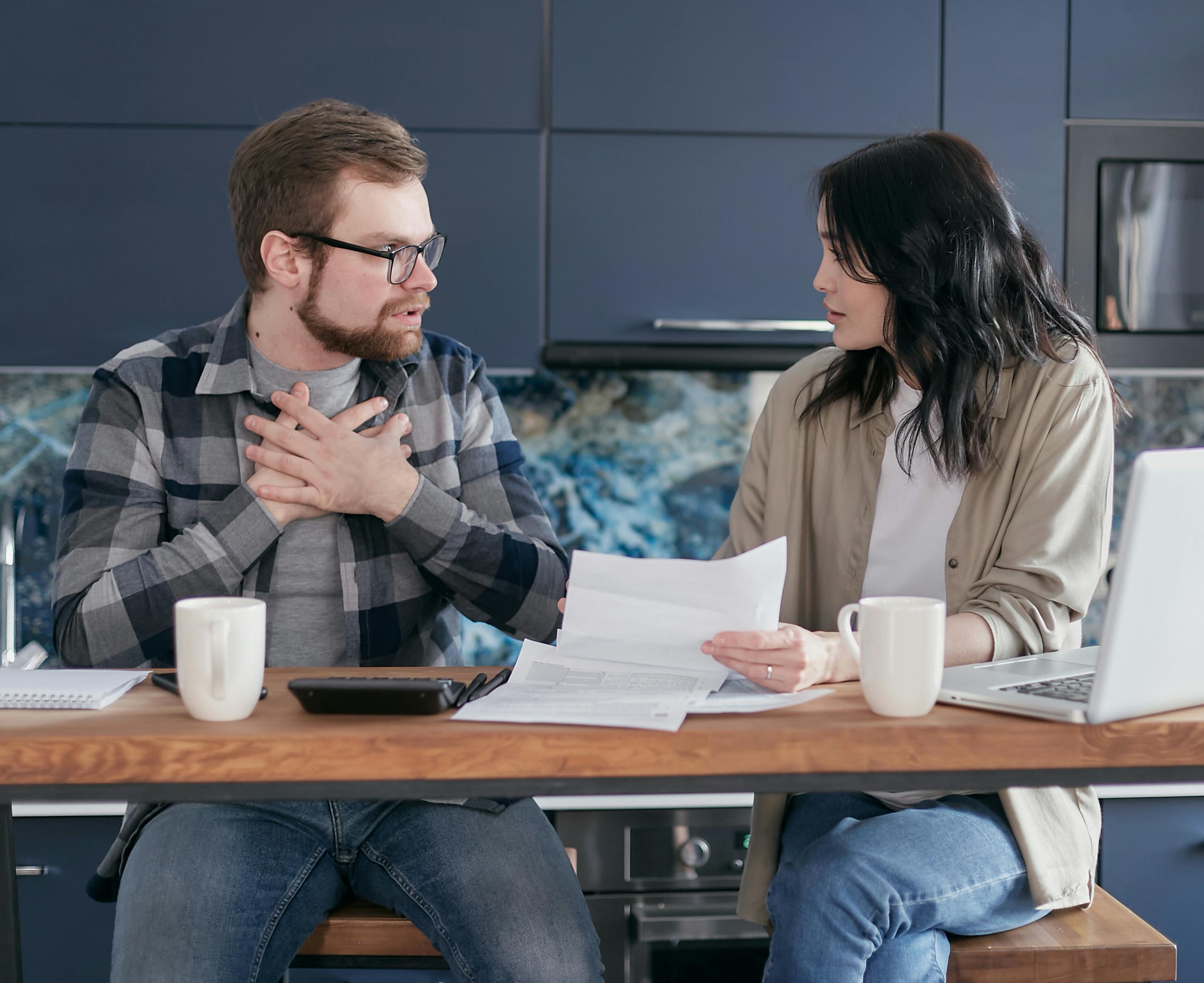 Fotos de stock gratuitas de adentro, adulto, adulto joven