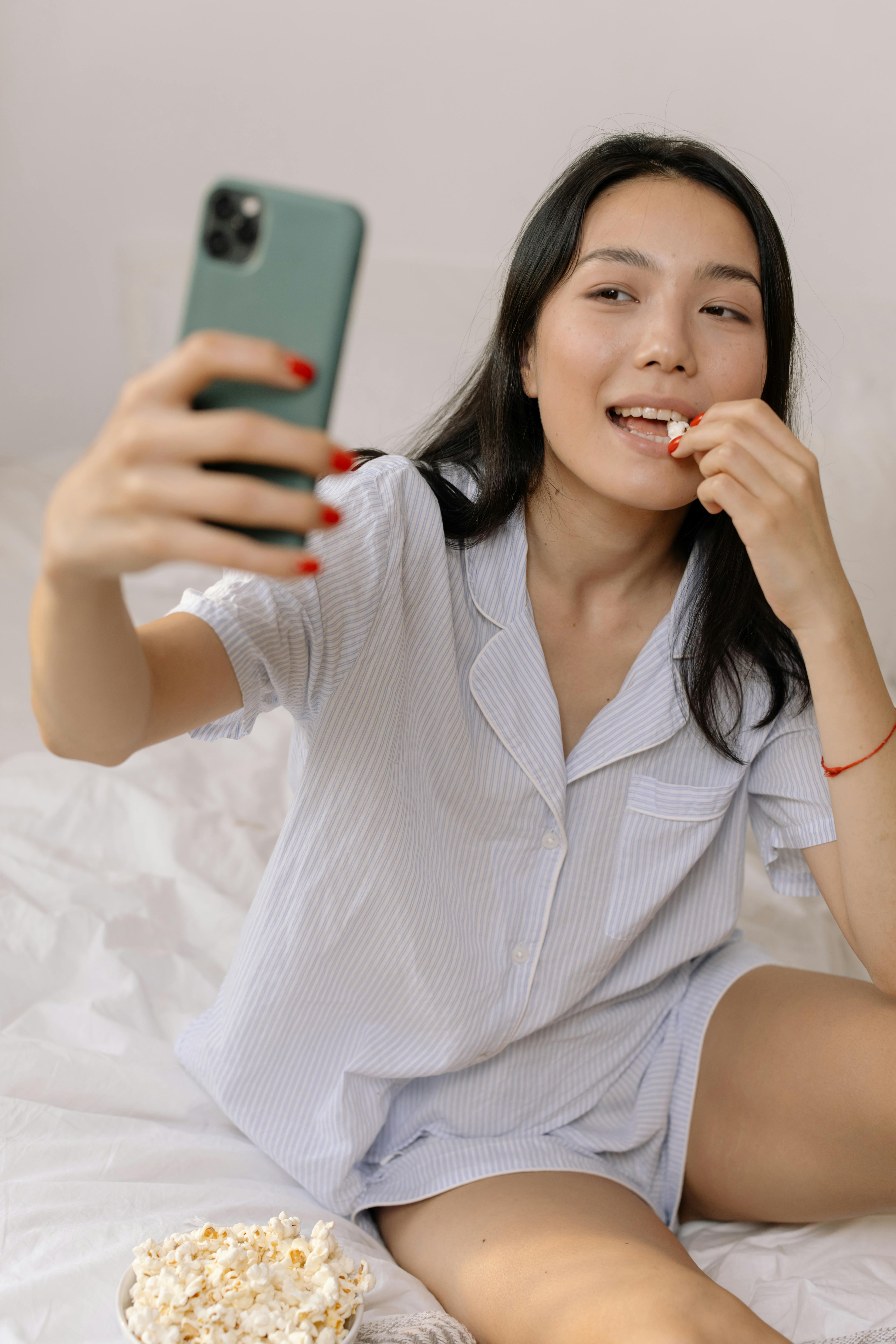 What should you not eat before bed to lose weight?