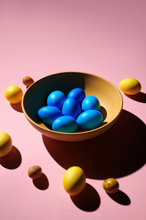 bıldırcın yumurtası, boyalı, çanak içeren Ücretsiz stok fotoğraf