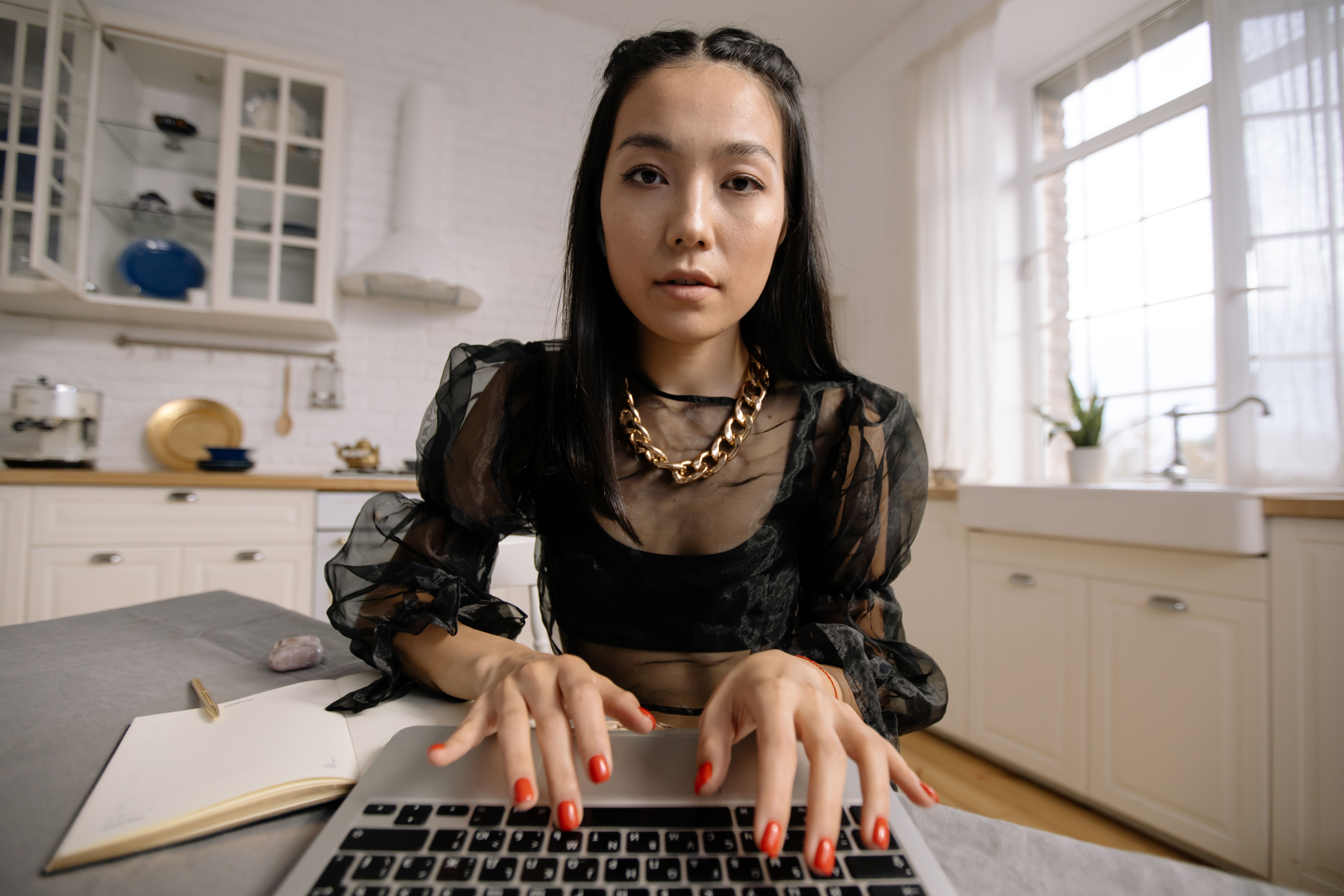 Email chuyên nghiệp là chìa khóa mở ra cánh cửa giao tiếp hiệu quả trong công việc.