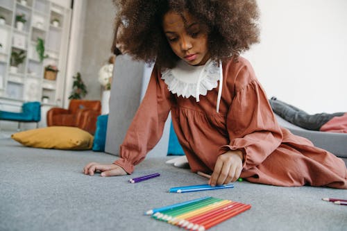 Fotos de stock gratuitas de chica de raza negra, lápices de colores, mangas largas marrones