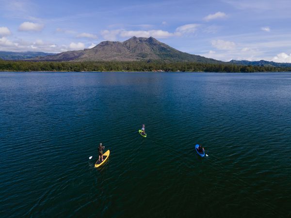 Stand up paddle på sjö — flygbild
