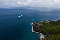 热带海岸线鸟瞰图，拥有充满活力的蓝色海洋和郁郁葱葱的绿色植物