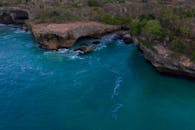 令人惊叹的岩石海岸线鸟瞰图，碧绿的海水撞击悬崖