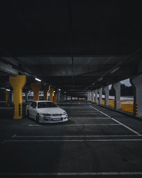 Безкоштовне стокове фото на тему «автомобільний, білий автомобіль, вертикальні постріл»