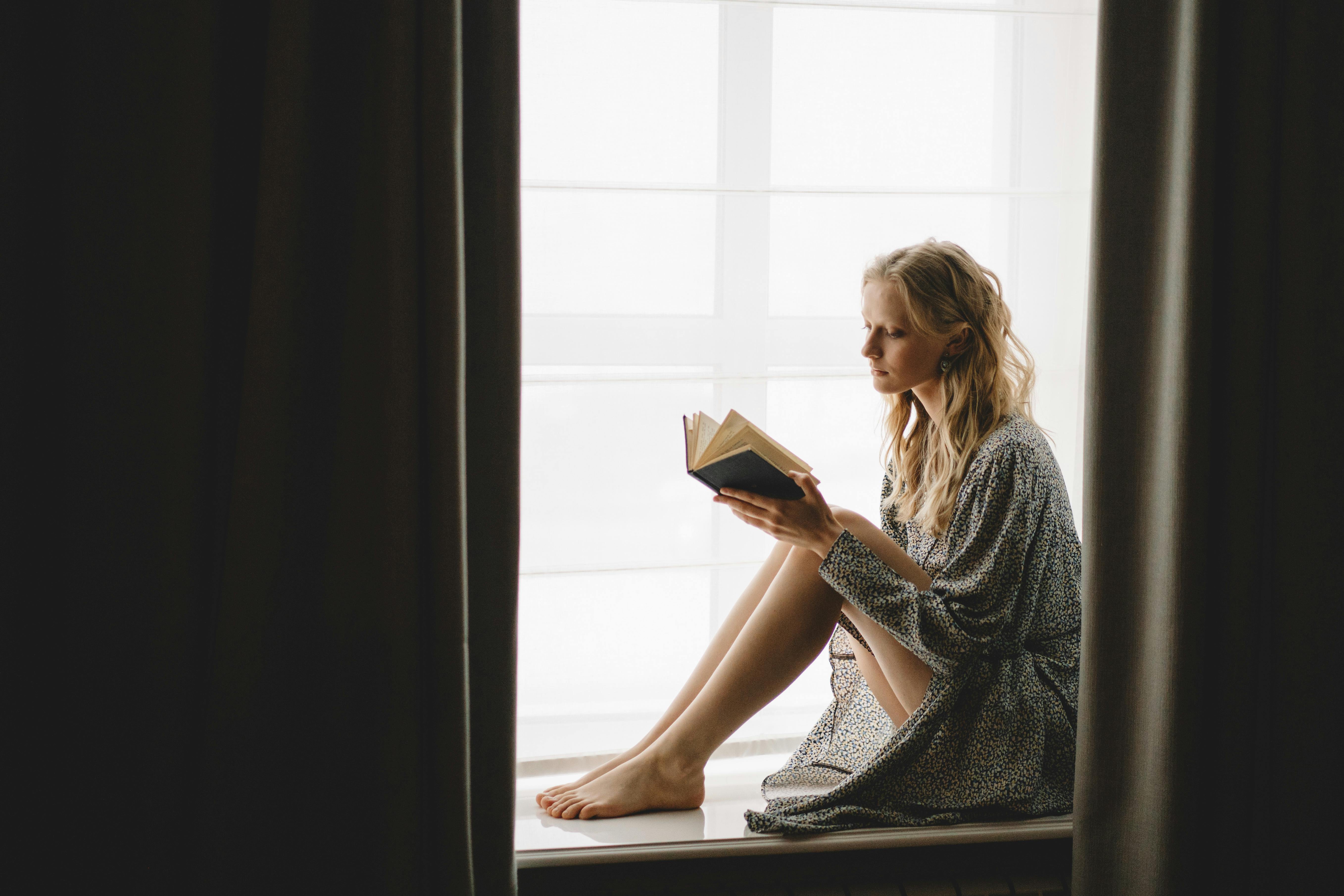 在窗邊獨處閱讀的場景