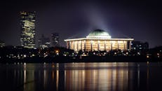 这座城市的景观令人惊叹，圆顶建筑光线充足，夜晚的天际线格外迷人