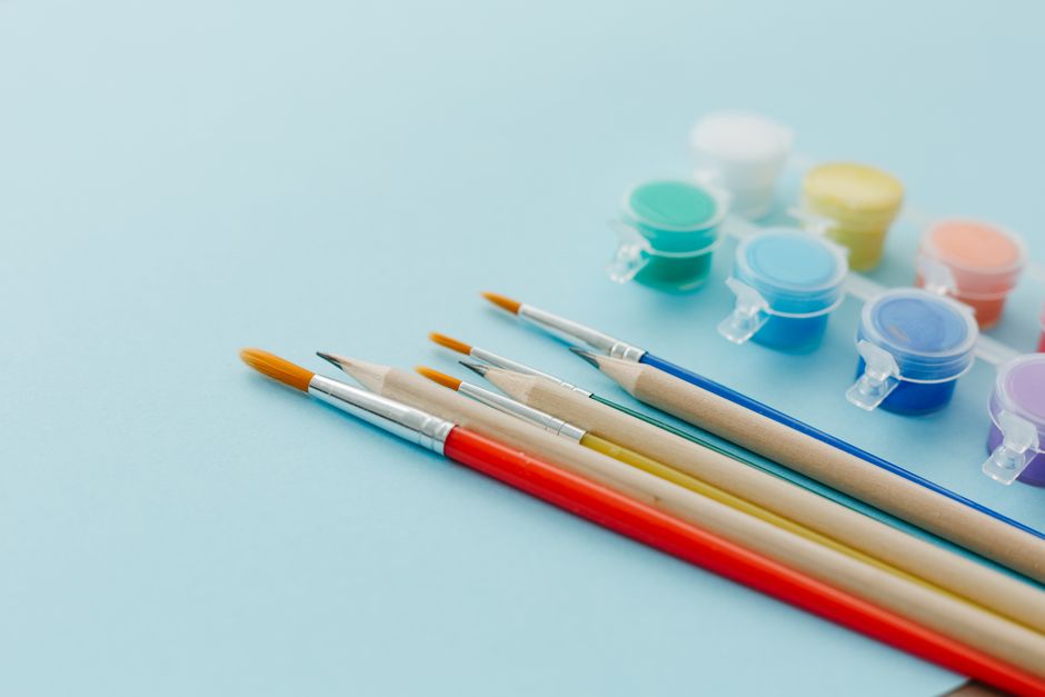 Materiais de decoupage organizados incluindo tesoura, cola e papéis decorativos coloridos