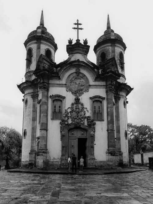 Free Dramatic black and white photo featuring a historic baroque church with elaborate architecture. Stock Photo