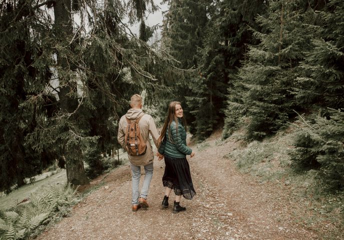 Online dating: starting a conversation on a niche platform