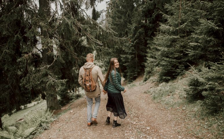 Online dating: starting a conversation on a niche platform