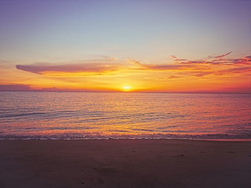Foto stok gratis latar belakang matahari terbenam, latar belakang pantai, matahari sore