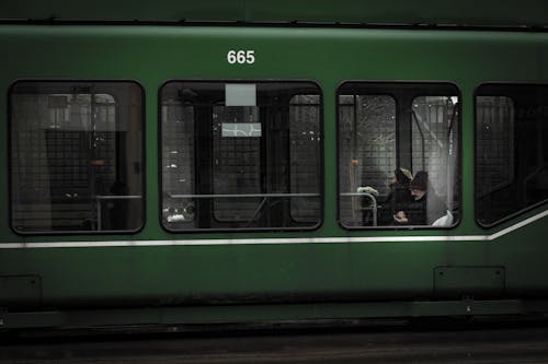 Kostnadsfri bild av glasfönster, grönt tåg, kollektivtrafik