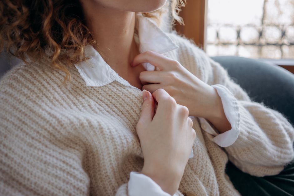 hands palpating shoulder examination