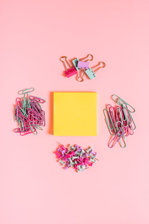 Immagine gratuita di flat lay, graffette, post-it adesivo