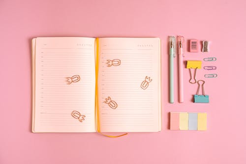 Foto profissional grátis de caderno, canetas, flatlay