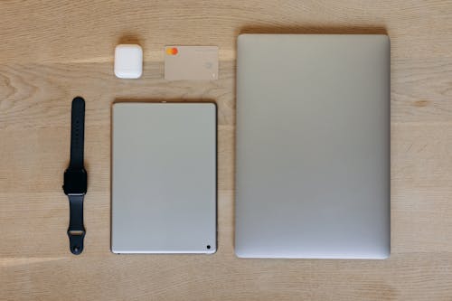 Gratis arkivbilde med airpod, bærbar, bærbar datamaskin
