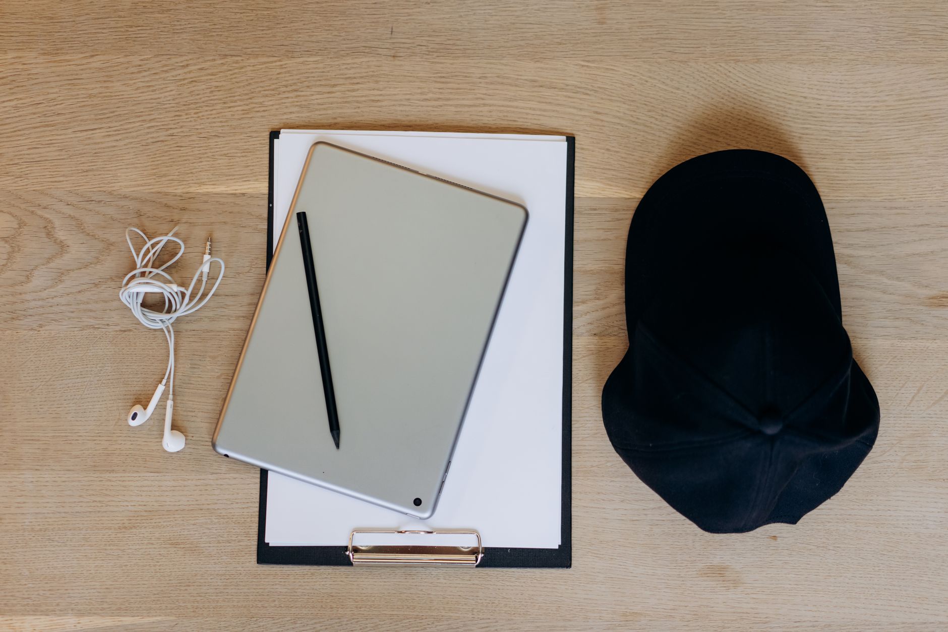 Casquette noire posée à plat sur une surface en bois, mise en situation streetwear