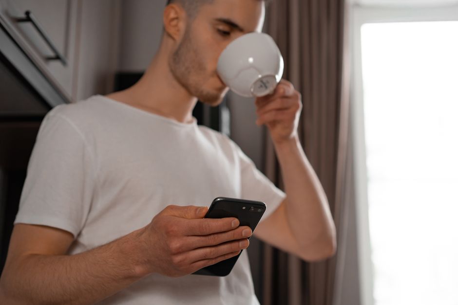 Person tjekker e-mail om morgenen