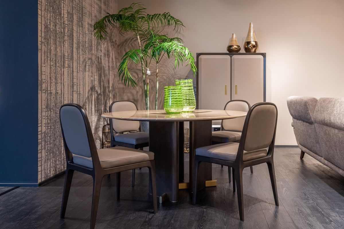 Modern cozy dining area with round table and chairs