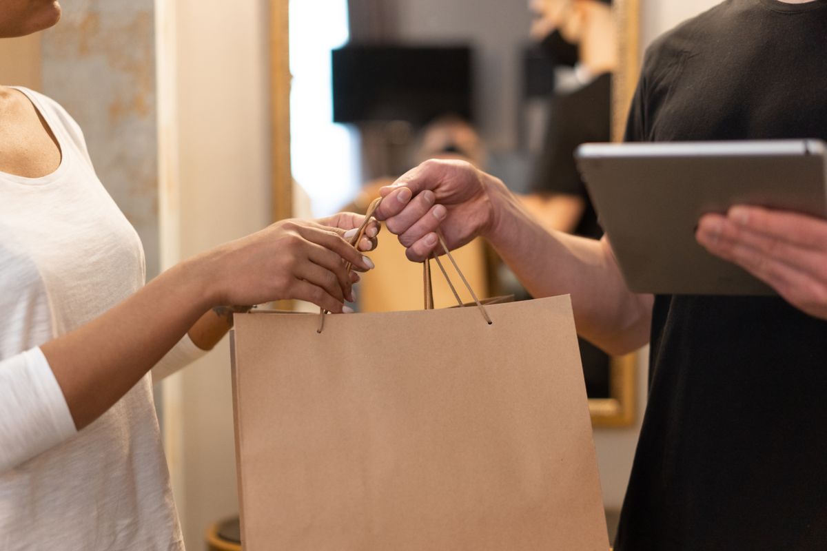 lavoro commesso negozio italia centro commerciale retail