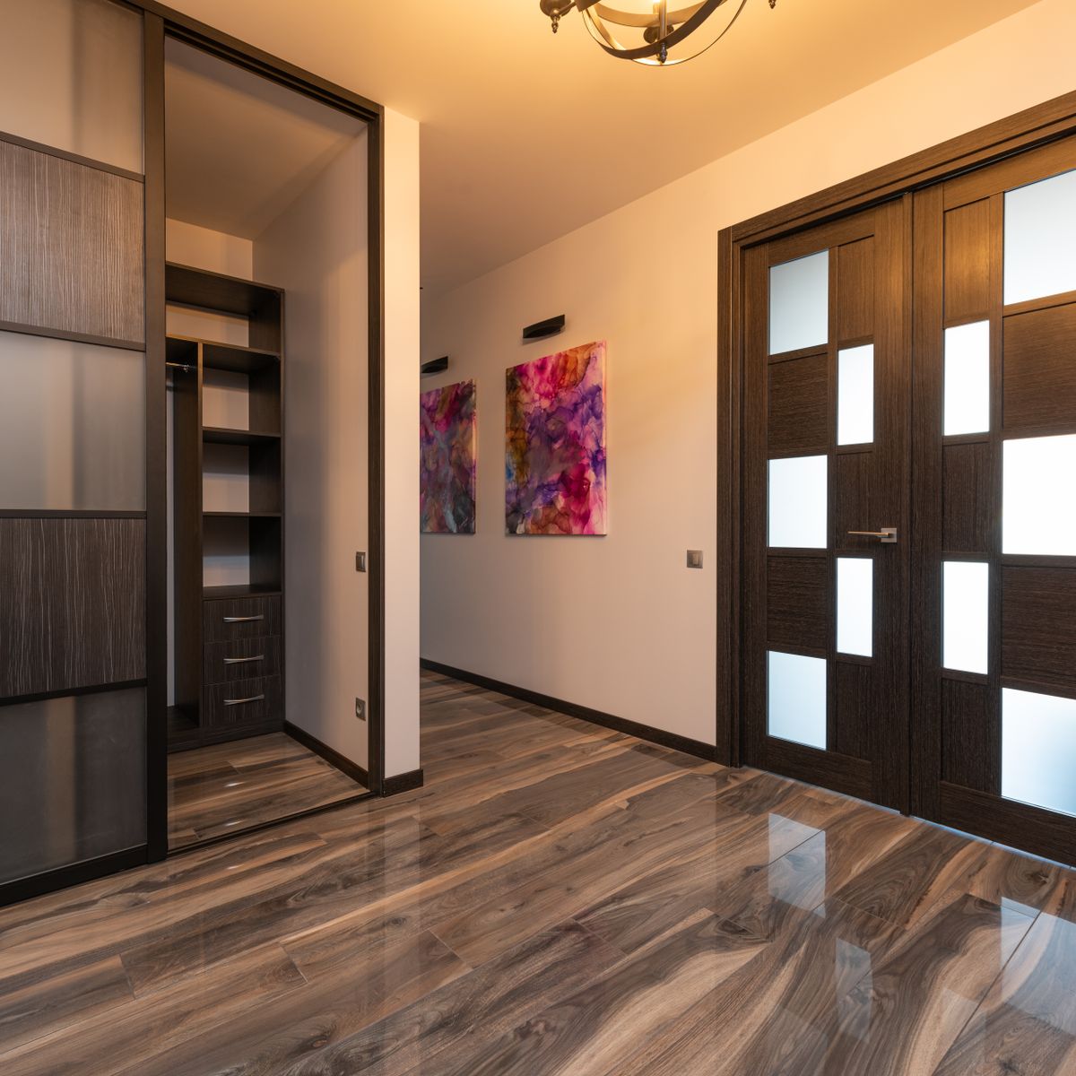 Guarda-roupa moderno com portas de correr em um quarto