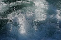 特写镜头中，泡沫海浪动态翻涌，展现了大自然的力量