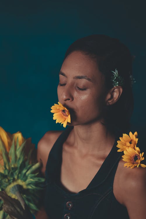 Gratis stockfoto met fotoshoot, gele bloemen, houding