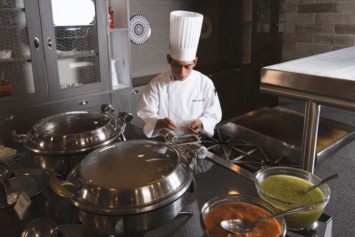 Chef trabajando con ingredientes y mise en place