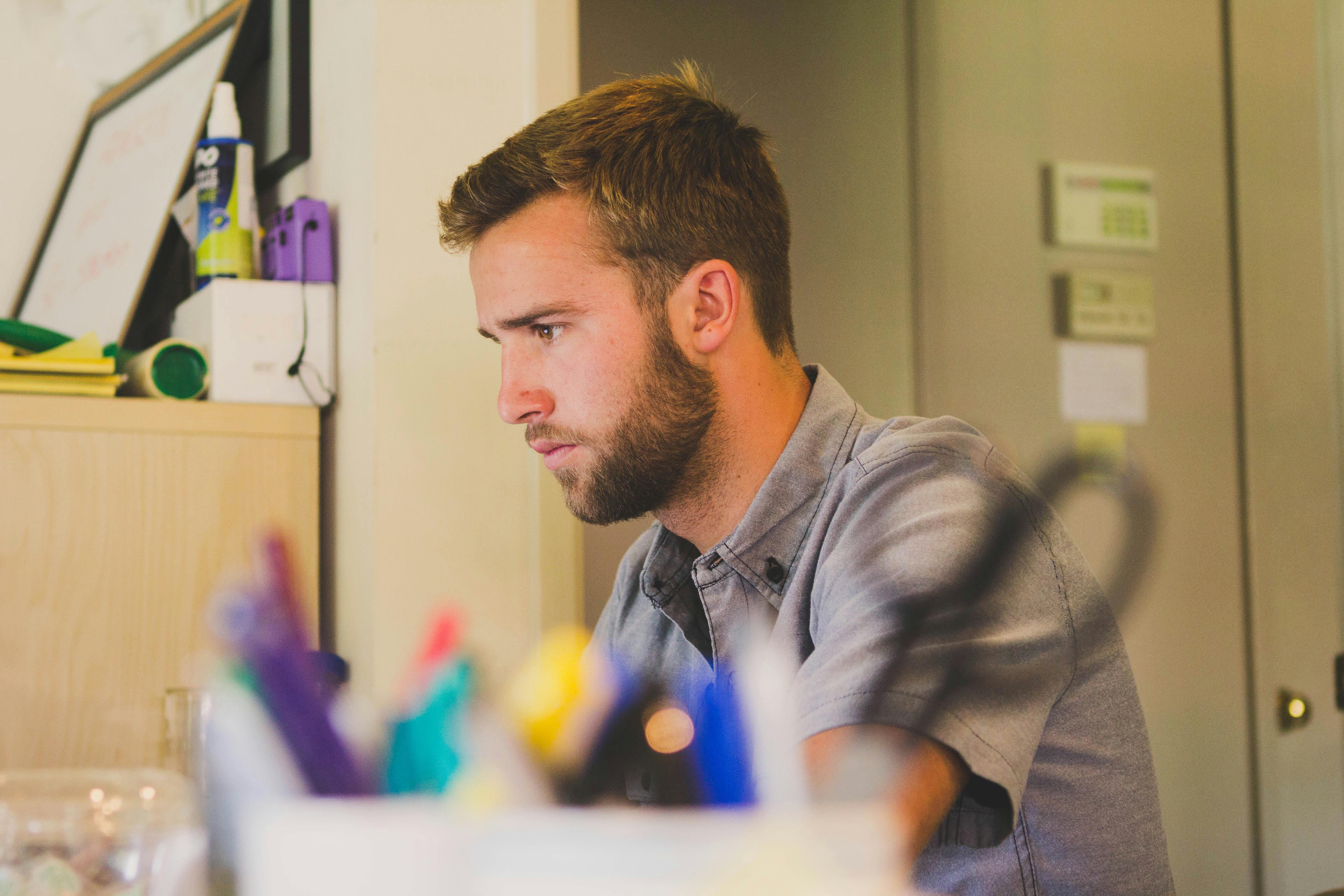 Man sitting near a desk. | Photo: Pexels