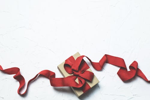 무료 리본 활과 빨간색과 흰색 선물 상자 스톡 사진